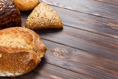 Ahşap masanın üzerinde pişmiş ekmek çeşitleri