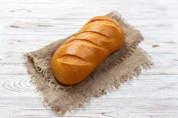 Frisches Brot auf dem Holztisch. Draufsicht mit Platz für Text — Stockfoto