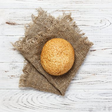 Taze topuz ahşap masa üzerinde tohumları ile. Üstten Görünüm