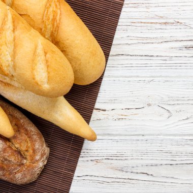 Ev yapımı baget ahşap masa üzerinde. yakın çekim