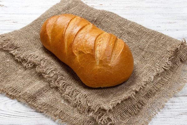 ขนมปังสดบนโต๊ะไม้ มุมมองด้านบนที่มีพื้นที่สําหรับข้อความ — ภาพถ่ายสต็อก