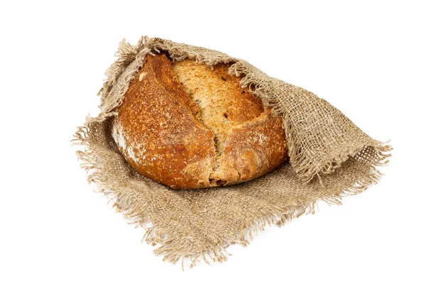 Pan recién horneado sobre tela aislada sobre fondo blanco — Foto de Stock