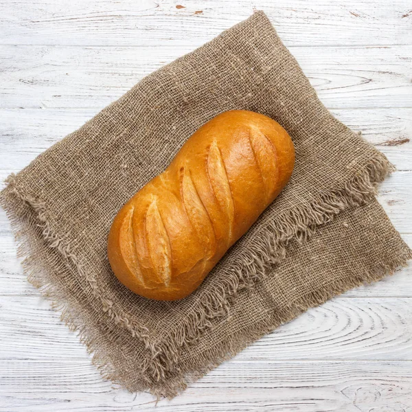 Közelkép a hagyományos friss kenyér. szemközti nézet — Stock Fotó