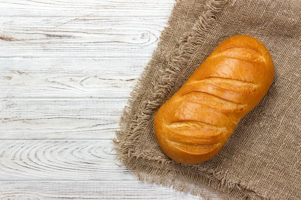 Čerstvý chleba na dřevěném stole. Horní pohled s prostorem pro text — Stock fotografie