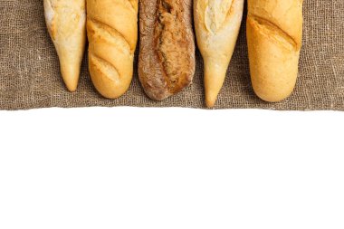 Beyaz bir arka plan üzerinde tüm buğday ekmeği baget