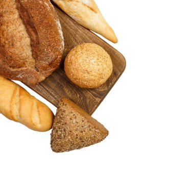 taze pişmiş ekmek ve ekmek üzerine beyaz izole kesme tahtası üzerinde