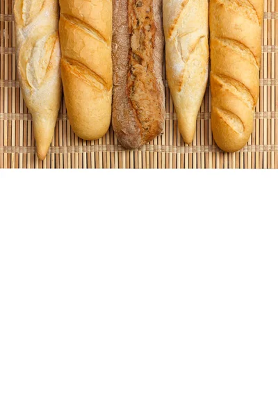 Багет цельного пшеничного хлеба на белом фоне — стоковое фото