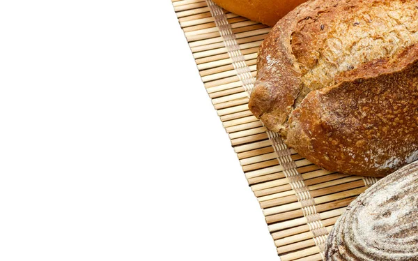Toasty Organic Loaf de pan francés sobre tabla de madera aislada en blanco — Foto de Stock