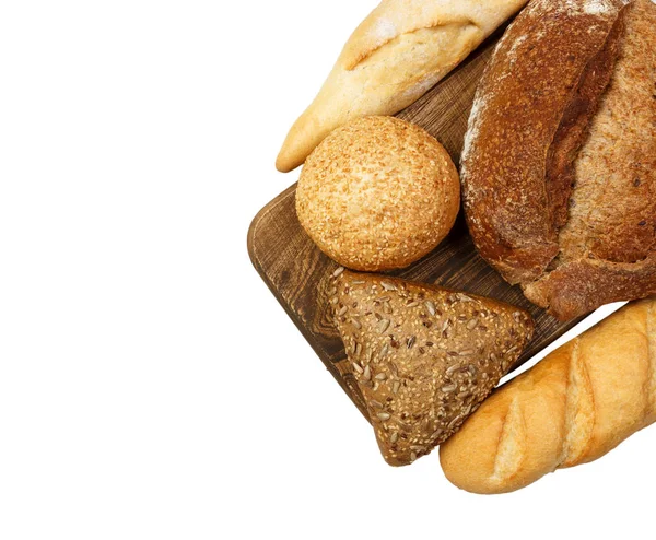 Taze pişmiş ekmek ve ekmek üzerine beyaz izole kesme tahtası üzerinde — Stok fotoğraf