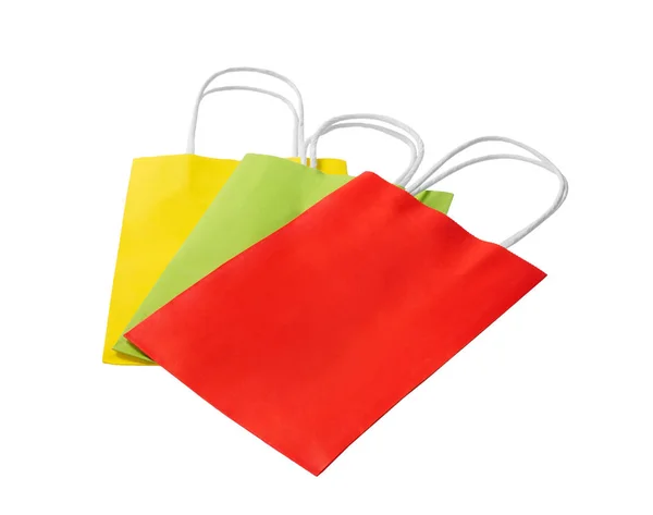 Bolsas de compras de papel de colores aisladas sobre fondo blanco — Foto de Stock