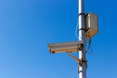 Mavi gökyüzü arka plan yol güvenlik kamerası