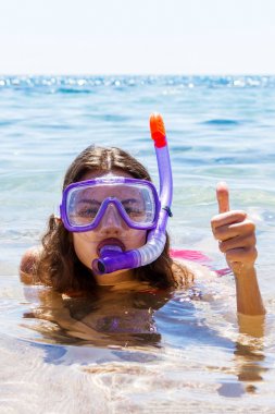 Şnorkel kız gözlük ve yüzme yaz tatili için bir tüp ile
