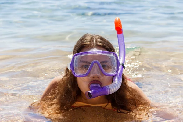 Plaża wakacje zabawa kobieta nosi rurki maska do pływania w wodzie oceanu. Close-up portret dziewczynki w jej podróży wakacje — Zdjęcie stockowe