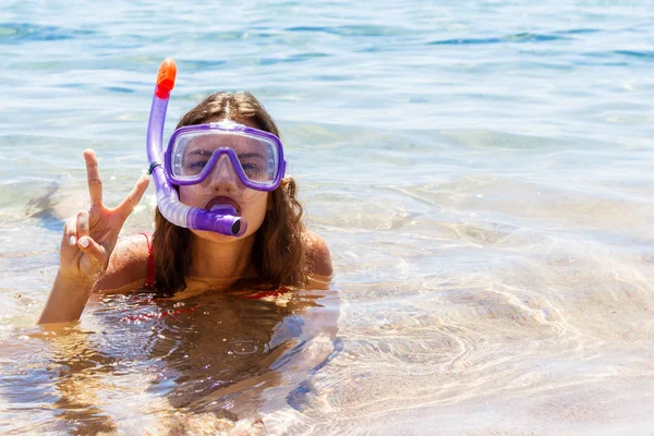 Пляжний відпочинок весела жінка в масках для плавання в океанічній воді. Крупним планом портрет дівчини в її подорожі канікули — стокове фото