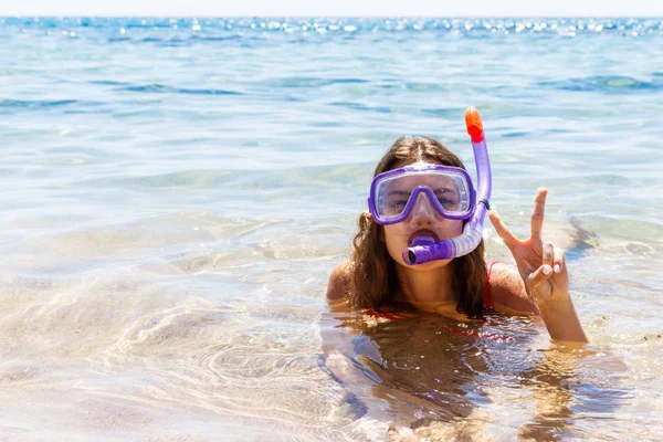 Chica se dedica a bucear en un mar limpio y claro. muchacha joven vestida con gafas y un tubo para nadar —  Fotos de Stock