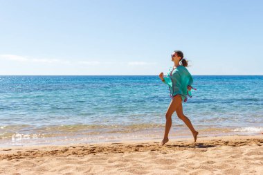 güneşli bir gün sahilde wooman koşuyoruz. yaz plaj kız