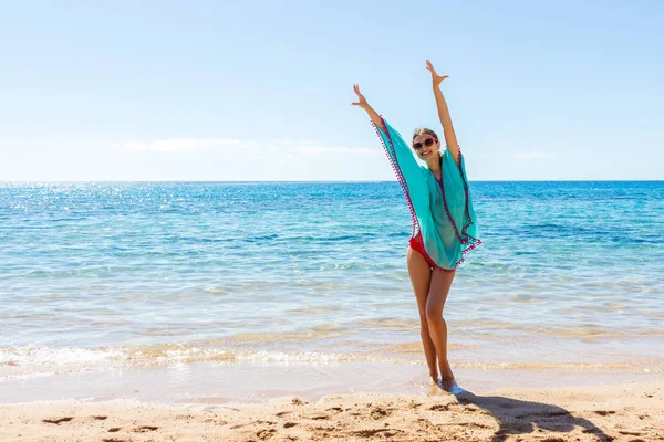 Ung vacker blond flicka i glasögon att ha kul på stranden — Stockfoto