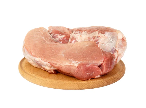 Frisches Schweinefleisch auf dem runden Brett isoliert über weißem Hintergrund — Stockfoto