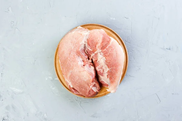 Carne de porco crua fresca sobre fundo cinzento. Vista superior — Fotografia de Stock