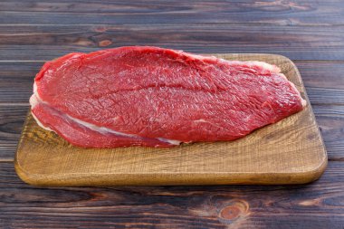 ham sığır eti: taze et domuz büyük filetosu ahşap tahta üzerinde