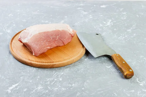 Corte cru de ombro de porco a bordo com faca ou machado da cozinha. cutelo com carne crua fresca em fundo de madeira preta — Fotografia de Stock