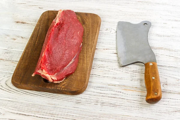 오래 된 빈티지 칼으로 절단 보드에 원시 쇠고기 고기 — 스톡 사진