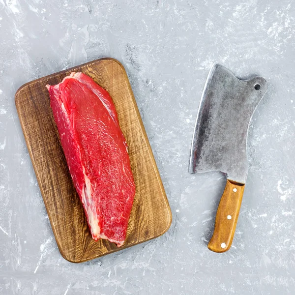 빈티지 식 칼과 회색 콘크리트 배경에 원시 쇠고기 스테이크 — 스톡 사진