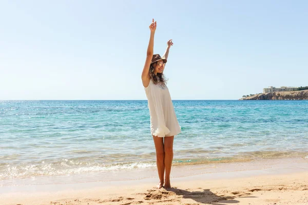Frihet kvinna i gratis lycka bliss på stranden. Leende glad flicka i vit sommar klänning i semester utomhus — Stockfoto
