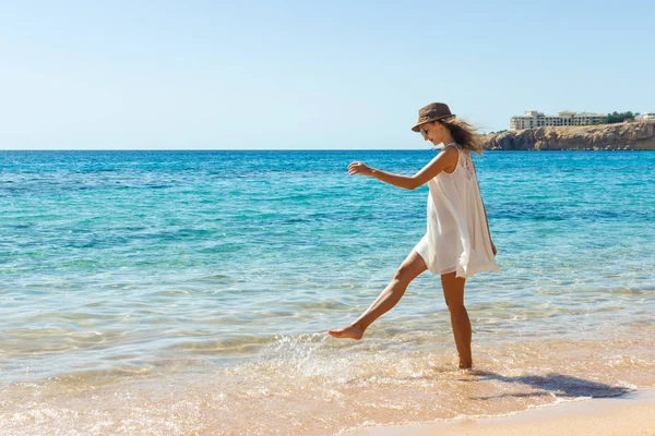 Nő pihentető a tengerparton élvezi a nyári szabadság. Happ lány a strandon — Stock Fotó