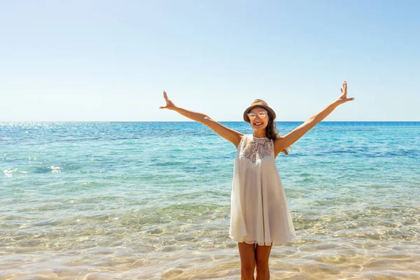 Svoboda ženy v blaženosti štěstí na pláži. Usmíval se šťastný, dívka v bílé letní šaty v dovolené venku — Stock fotografie