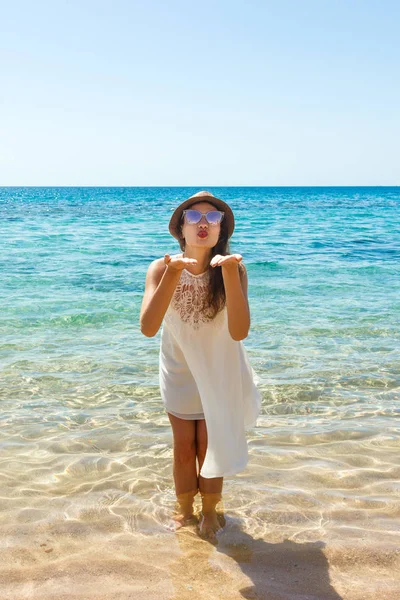 Žena, radostná a šťastná v bílých šatech na pláži — Stock fotografie