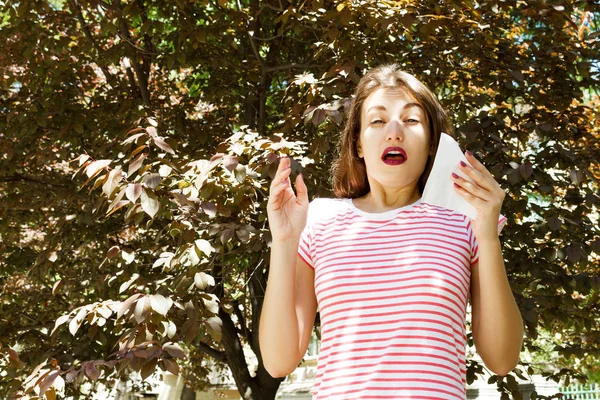 Jovem menina bonita soprando nariz na frente da árvore. Conceito de alergia Primavera — Fotografia de Stock