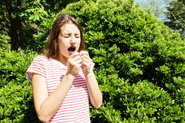 peçete yeşil parkta hapşırma ile mutsuz kadın