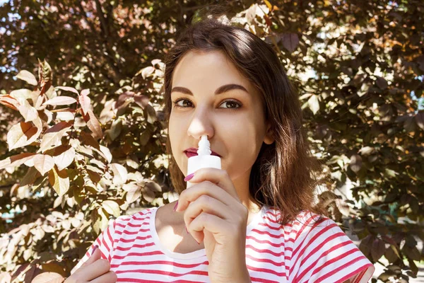 En kvinna droppande näsdroppar i nästäppa. Sjukdom och sjukdom. Behandling av bihåleinflammation och allergier. medicinska begrepp — Stockfoto