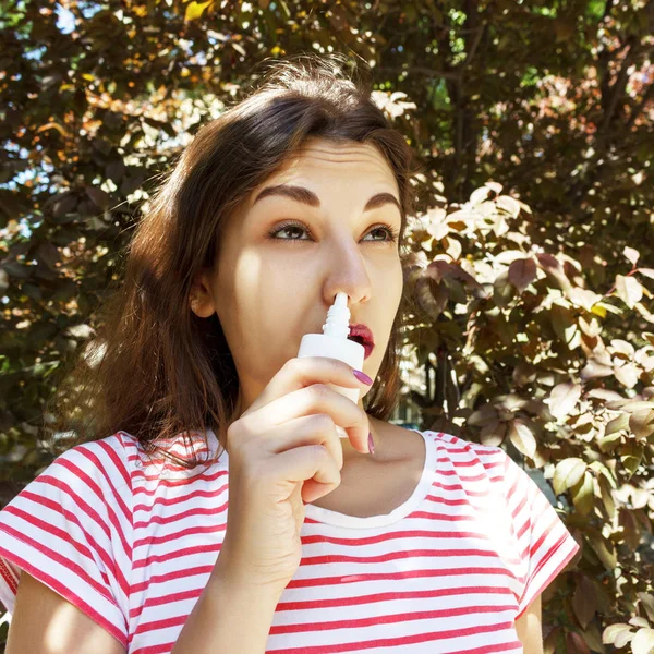 Seorang wanita menetes hidung tetes di hidung diblokir. Penyakit dan Sakit-sakitan. Pengobatan sinusitis dan alergi. konsep medis — Stok Foto