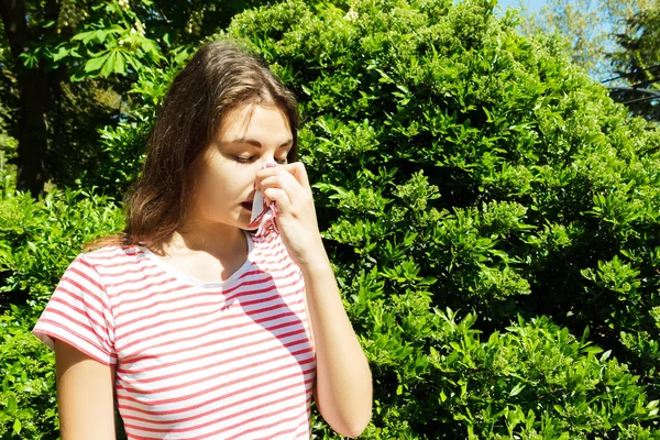 Woman with with allergy symptom blowing nose — Stock Photo, Image