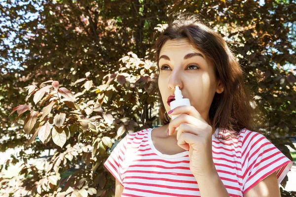 Flicka droppar nästäppa från allergi. Kvinna med respiratoriska Spray för näsan i våren blommande. Porträtt av en kvinna med andningsproblem från allergier — Stockfoto