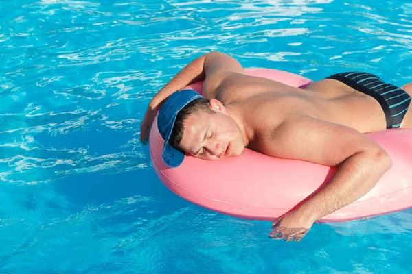 Un borracho nada en un círculo inflable en la piscina. viajes de un turista ruso —  Fotos de Stock