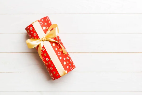 Vista dall'alto di Natale o altro pacchetto regalo di Natale fatto a mano scatola, piatto laici sfondo in legno bianco con spazio copia. nuova scatola regalo anno — Foto Stock