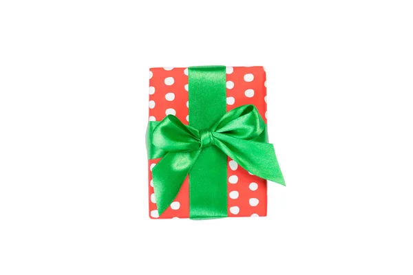 Kerstmis of andere vakantie met de hand gemaakt cadeau in rood papier met groen lint. Geïsoleerd op witte achtergrond, bovenaanzicht. dankzegging Geschenkdoos concept — Stockfoto