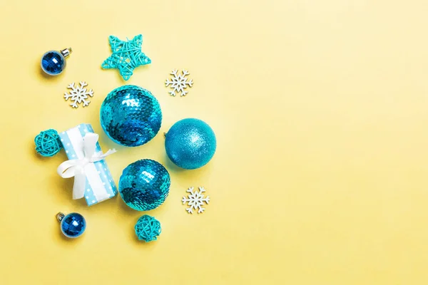 Vista superior de bolas de Natal e decorações criativas em fundo colorido com espaço de cópia. Conceito de Ano Novo — Fotografia de Stock