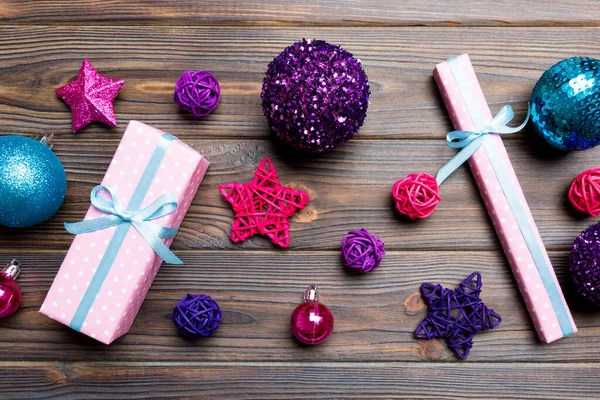 Top view Χριστουγεννιάτικη μπάλα, δώρο και δημιουργική διακόσμηση σε ξύλινο φόντο. Πρωτοχρονιά έννοια διακοπών με αντίγραφο χώρο — Φωτογραφία Αρχείου