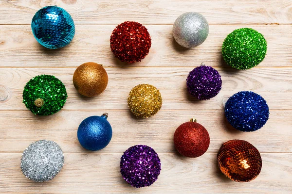 Κάτοψη των πολύχρωμων μπάλες Χριστούγεννα σε ξύλινο φόντο. Πρωτοχρονιά έννοια — Φωτογραφία Αρχείου