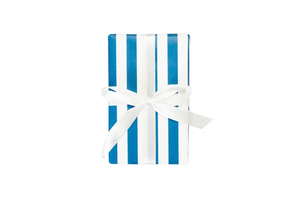 Boże Narodzenie lub inne świąteczne ręcznie robione prezenty w niebieskim papierze z białą wstążką. Izolacja na białym tle, widok z góry. dziękczynienie koncepcja pudełko prezent — Zdjęcie stockowe