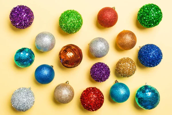 Draufsicht auf kreative Weihnachtsbaumkugeln auf buntem Hintergrund. Konzept für Weihnachtsschmuck — Stockfoto