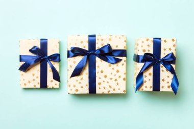 Mavi kurdeleli hediye kutusu ya da mavi arka planda yeni yıl günü, üst manzara