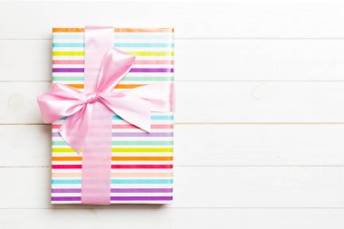 Noel 'in en üst görüntüsü ya da diğer tatil el yapımı hediye kutuları, düz beyaz tahta zemin ve fotokopi alanı. Yeni yıl hediye kutusu