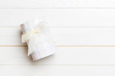 Noel 'in en üst görüntüsü ya da diğer tatil el yapımı hediye kutuları, düz beyaz tahta zemin ve fotokopi alanı. Yeni yıl hediye kutusu