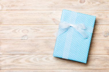 Noel 'in en üst görüntüsü ya da diğer tatil el yapımı hediye kutuları, düz sarı ahşap zemin ve fotokopi alanı. Yeni yıl hediye kutusu