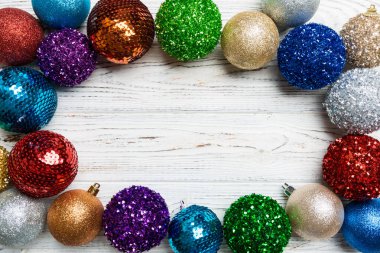 Ahşap arka planda dekoratif toplardan yapılmış çerçevenin üst görüntüsü. Tasarımınız için boş alanı olan Noel oyuncakları kavramı